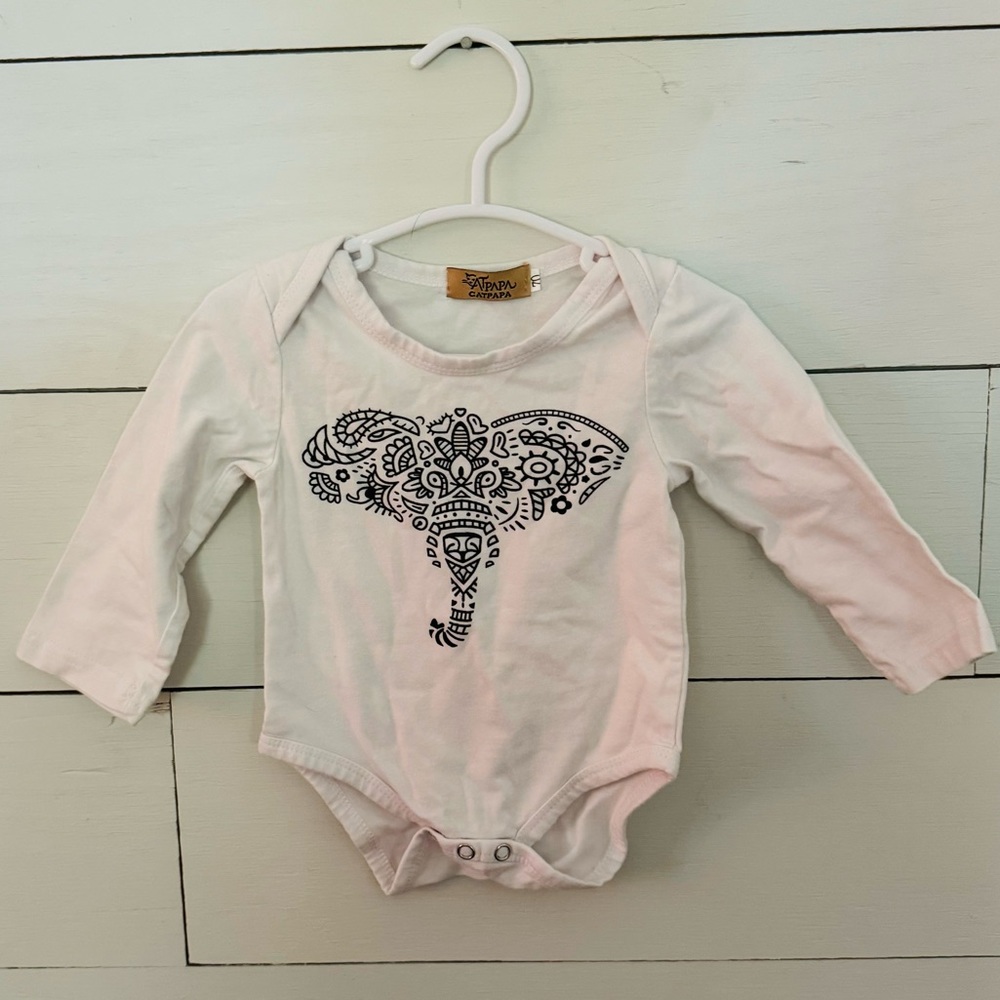 🐘Long Sleeved Onesie w/Abstract Elephant